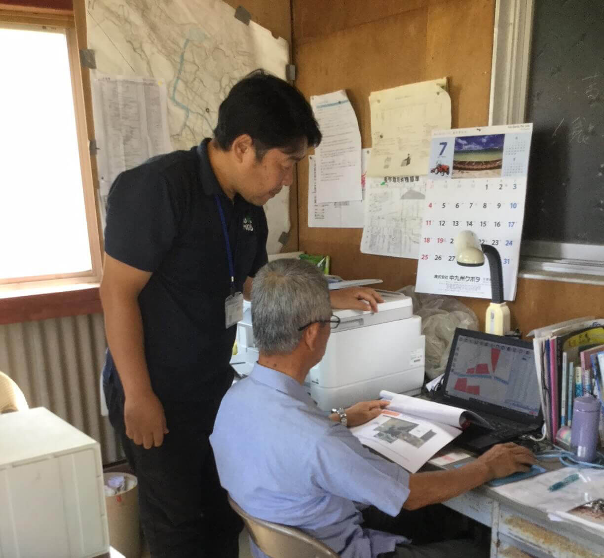 生産者にザルビオを使った圃場管理の提案をする山下さん