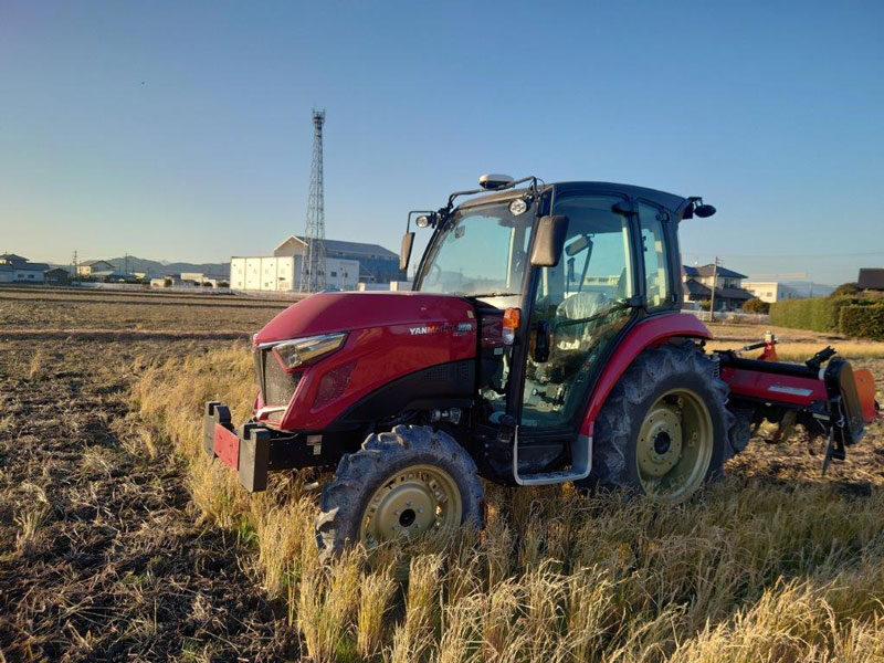 トラクターはヤンマーの直進アシスト機能付き